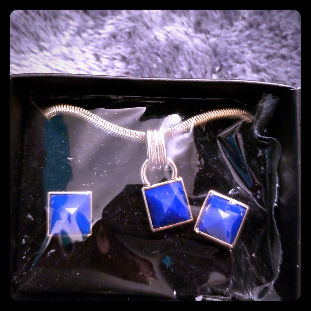 NWT Avon Necklace Set
